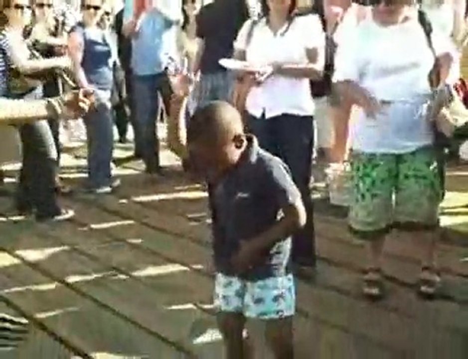 Enfrant dance sur Michael Jackson