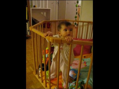 Charlotte gigotte et parlotte debout dans son parc