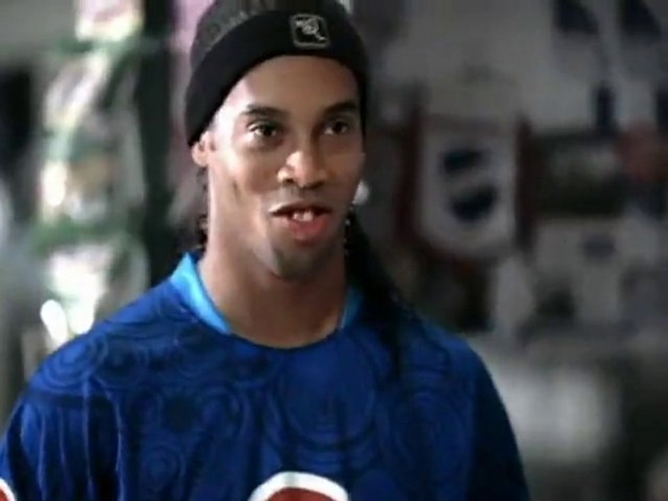 Foot de rue avec Ronaldinho, Henry, Messi... / Pepsi