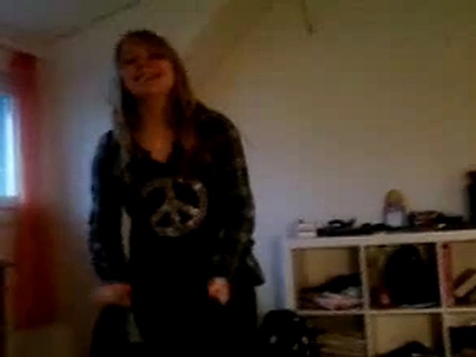 Camille qui  chante sur Blessthefall :)