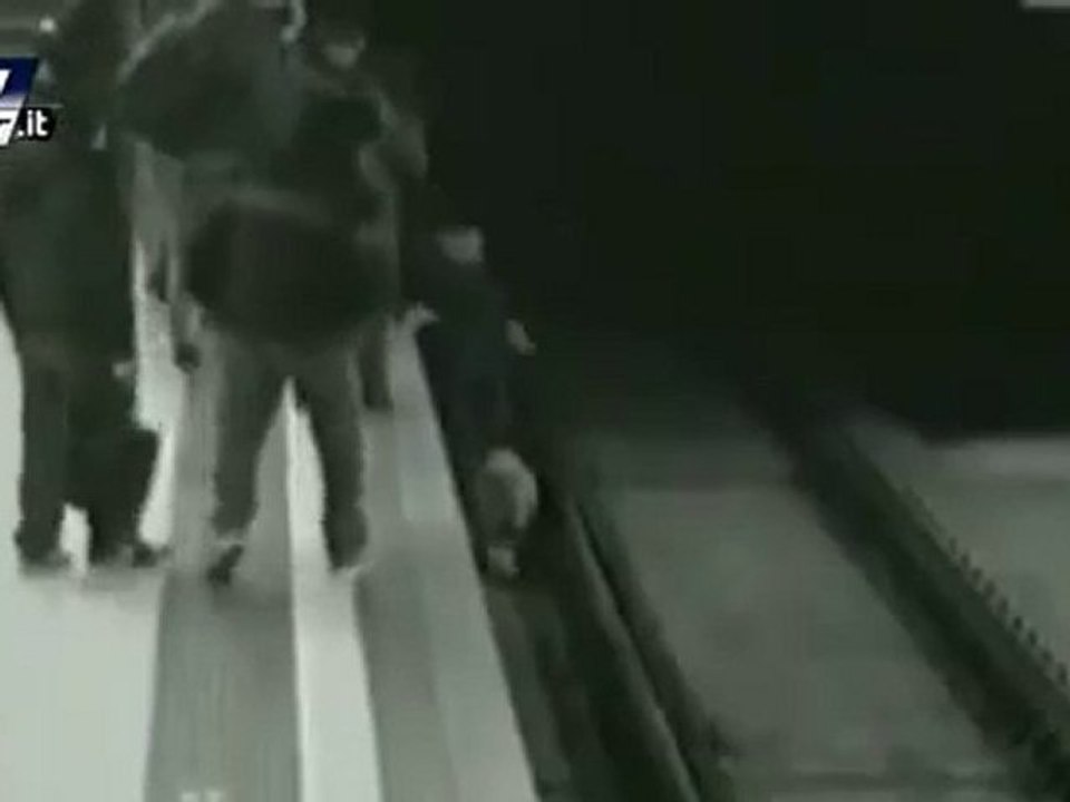 Old Boy Falls Onto Subway Tracks While Playing kerfouf tayeb