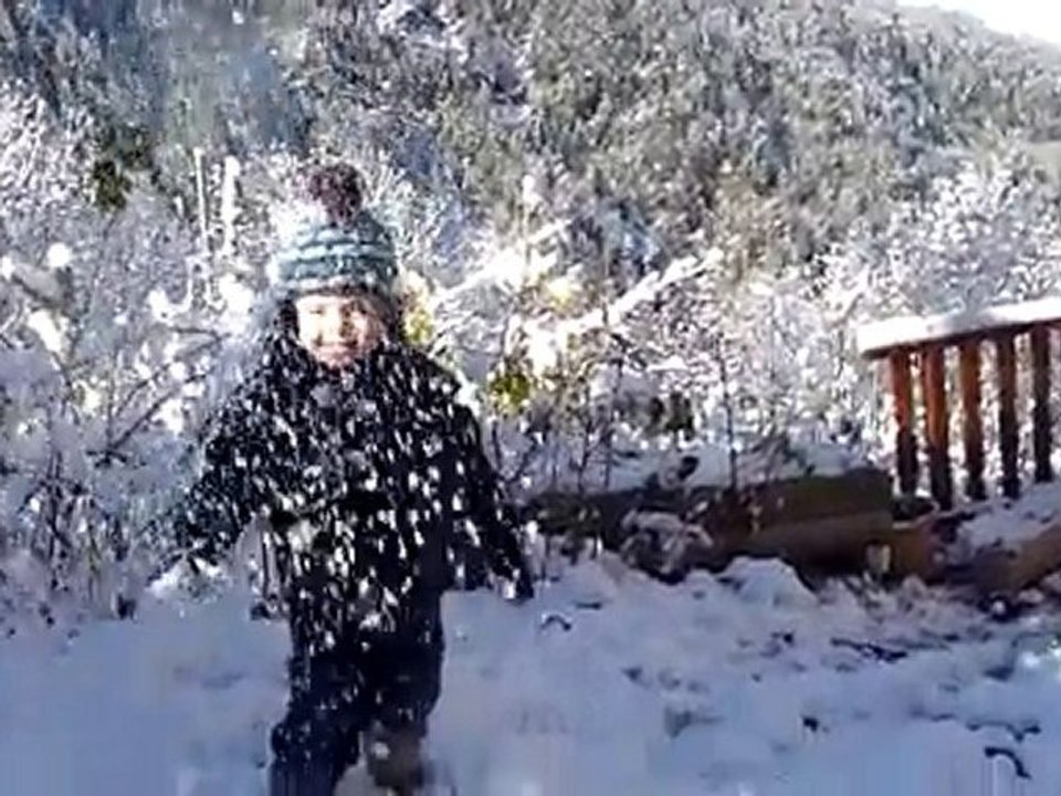 noé lance des boules de neiges