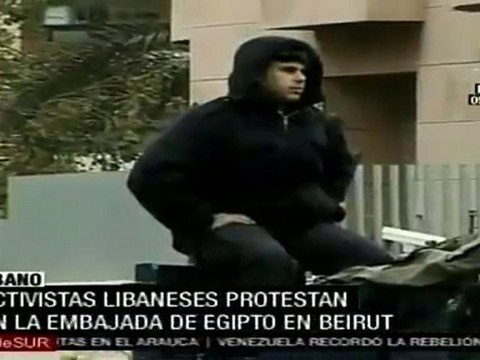 Activistas libaneses protestan en la embajada de Egipto en Beirut