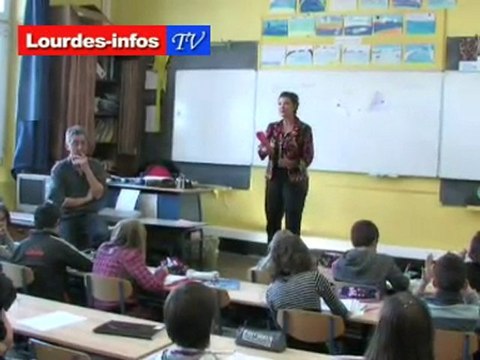 Chantal Robin Rodrigo la députée sur les bancs de l'école
