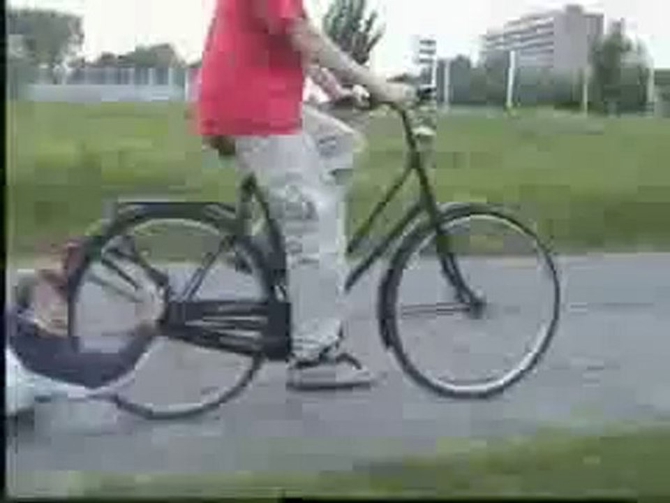 0101 - Le fils de Régis en skate tracté par un vélo