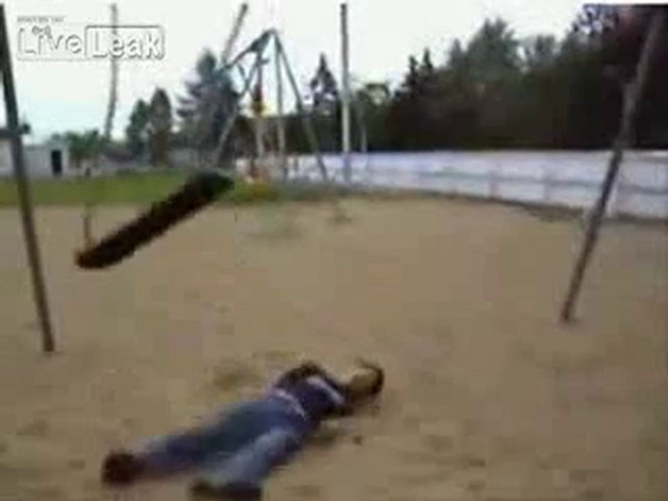 0103 - Le fils de Régis vs balançoire