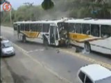 İki otobüs kafa kafaya çarpıştı