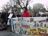 En fanfare et au marché contre la loi Besson