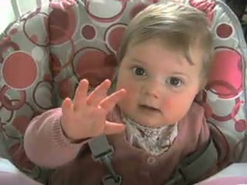 Andrea fait les marionnettes et fait bravo (février 2011)