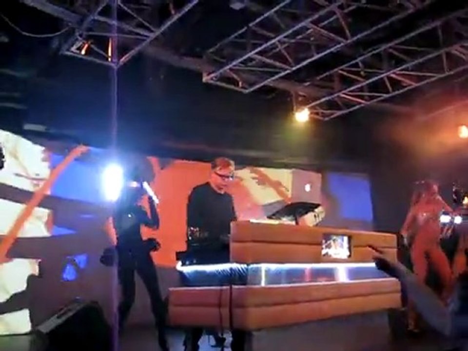 Dj Andrew Fletcher playing Depeche Mode "Personal Jesus"