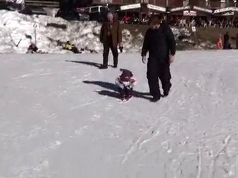 Petite louise skie toujours toute seule