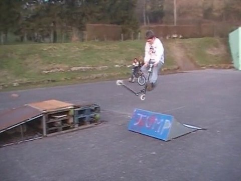 Eddy 10 ans petit prodige en trotinette freestyle