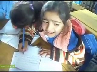 Yanık sesiyle yakan küçük kızın türküsü