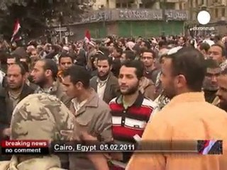 Des manifestants parlementent avec l'armée - no comment