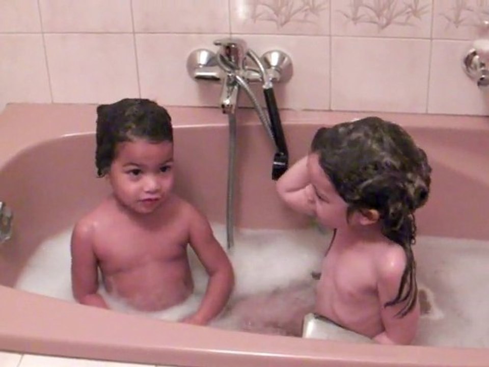 zoé et charlotte dans le bain 23/01/2011