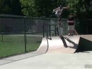 Sullo skate coi trampoli: dolore inevitabile