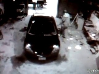 L'auto si mette in moto da sola e si sfascia