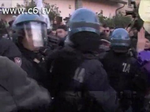 Scontri ad Arcore davanti alla villa di Berlusconi