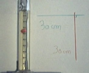 Chute d'une bille avec des creux dans l'huile