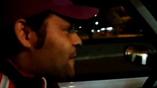 Chauffeur de Taxi faisant une imitation de Michael Jackson