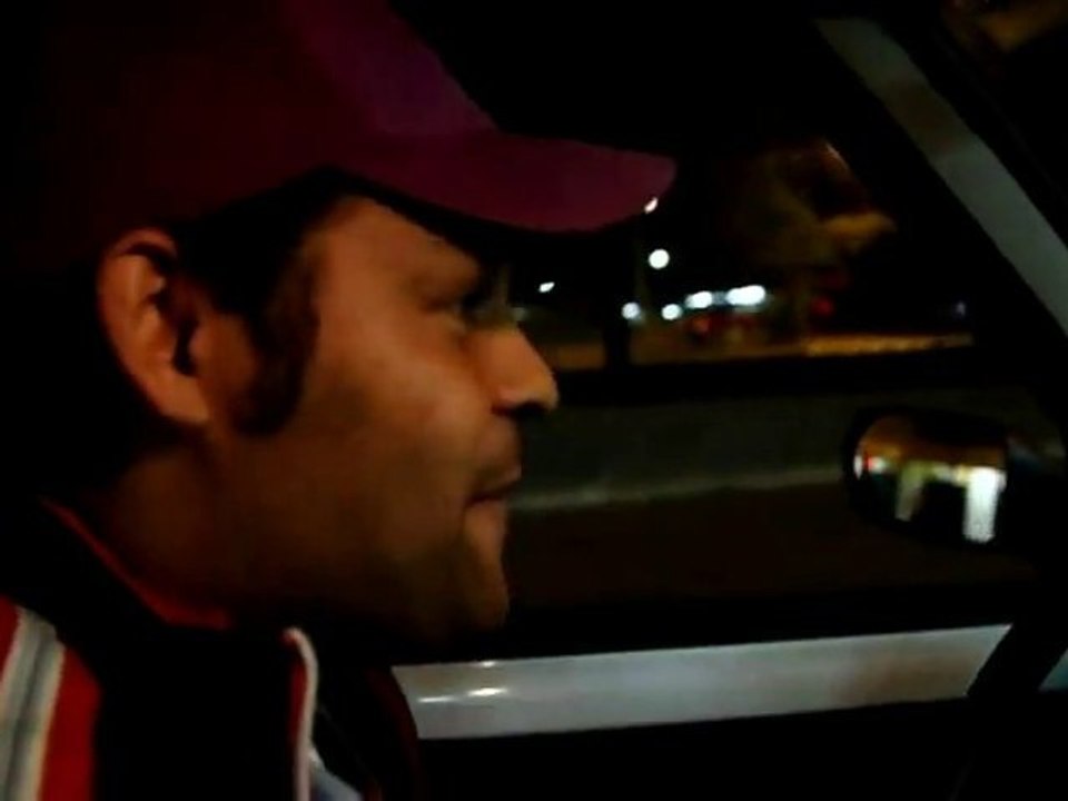 Chauffeur de Taxi faisant une imitation de Michael Jackson