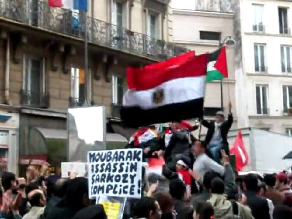 Scènes joie des Egyptiens Paris après démission Moubarak