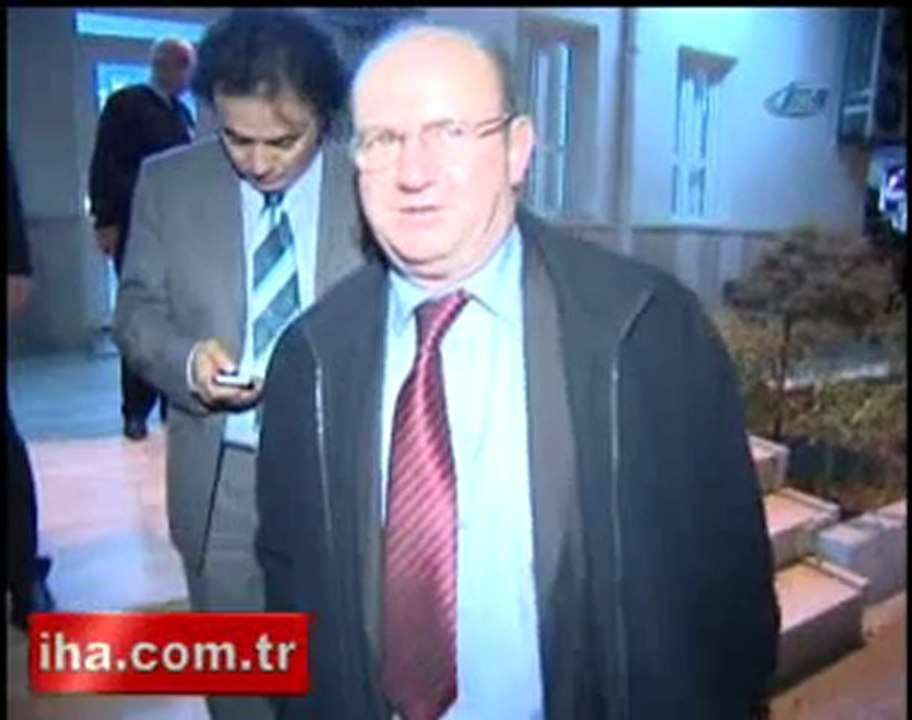 Havalimanında gazeteciye silah çekti!