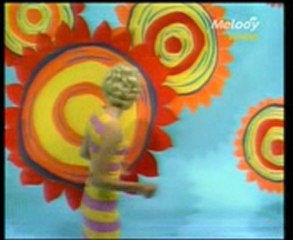 --michele TORR ( télé 1967)- "" toute la plage danse ""