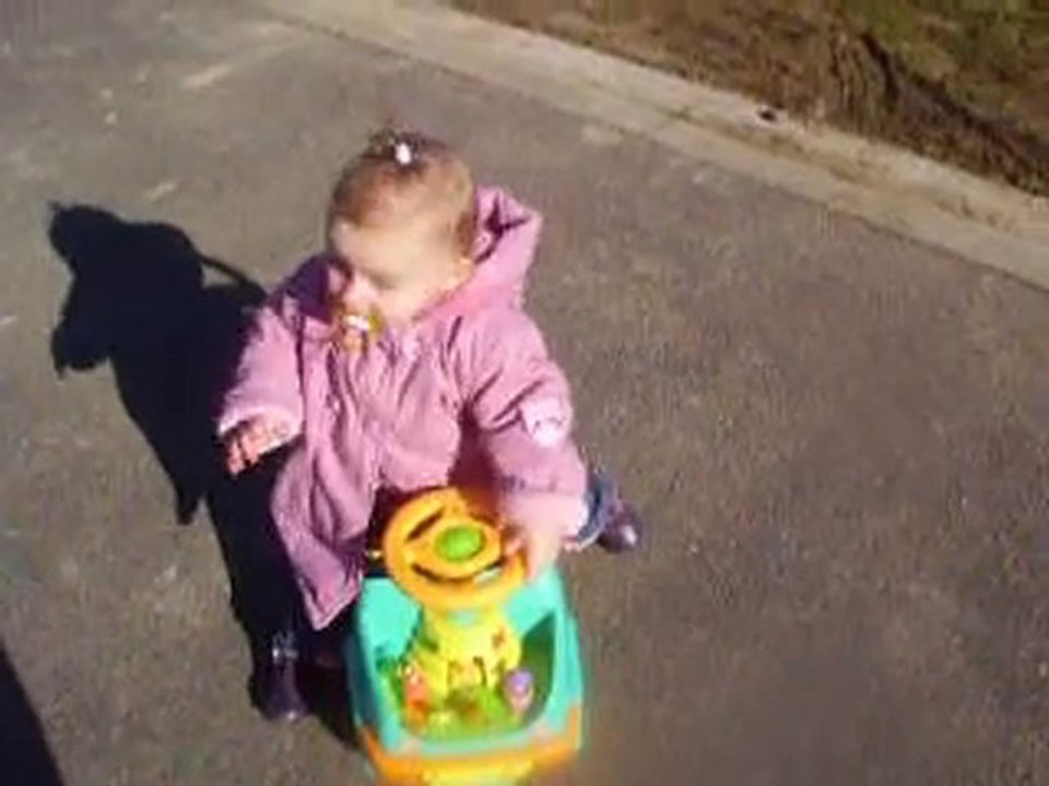 ma louloute qui se ballade avec son trotteur