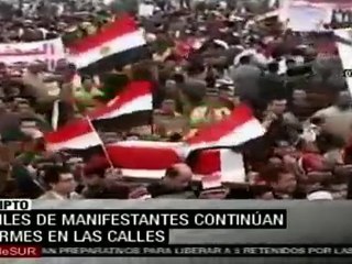 Miles de manifestantes continúan firmes en la Plaza Tahrir en la espera de la renuncia de Mubarak