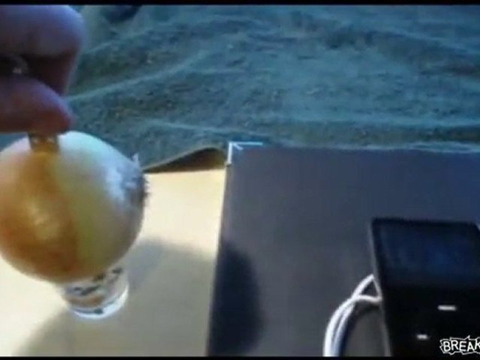 Ricaricare il lettore mp3 con una cipolla