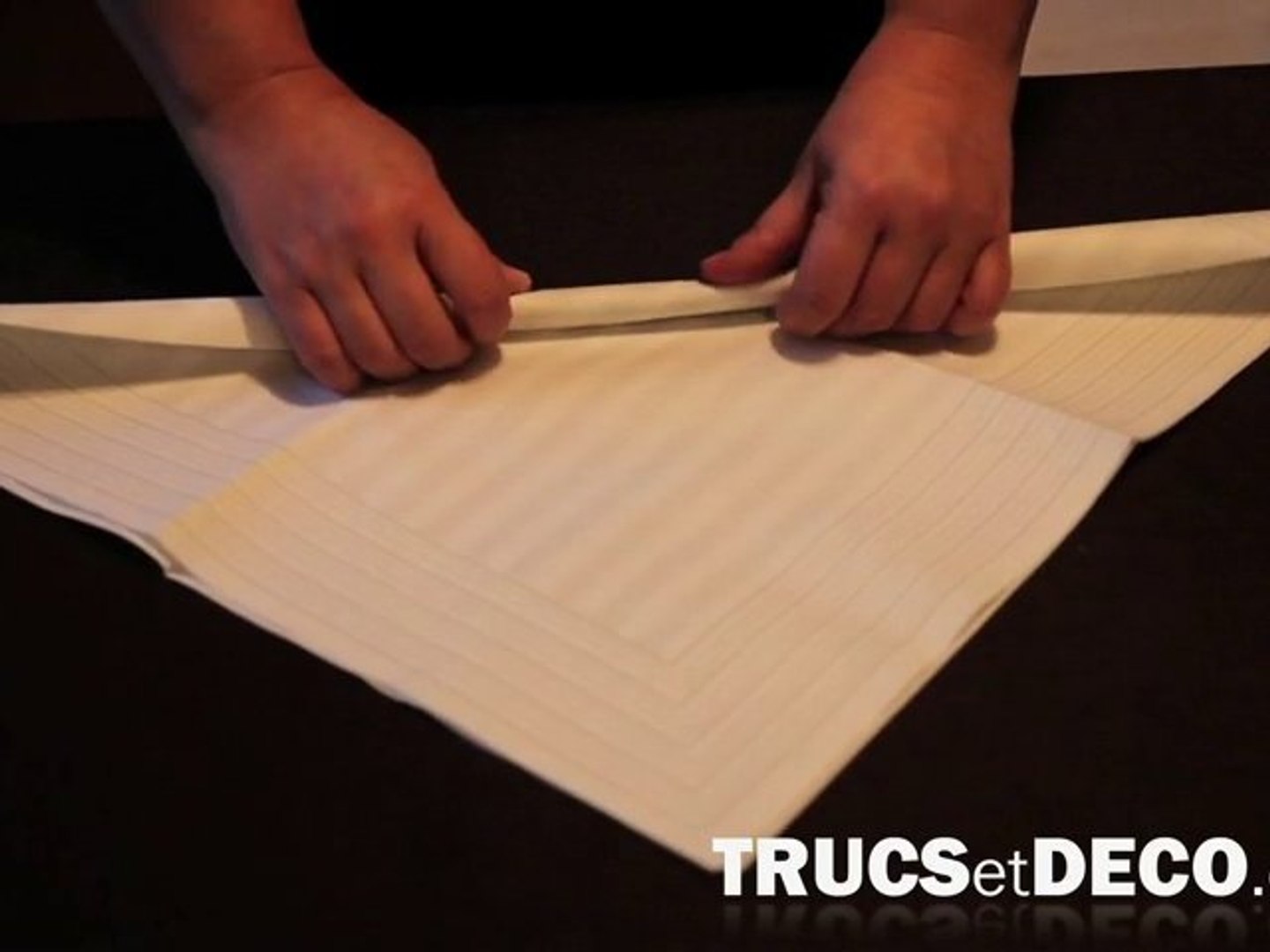 Pliage de serviette en pyramide par TrucsetDeco.com - Vidéo Dailymotion