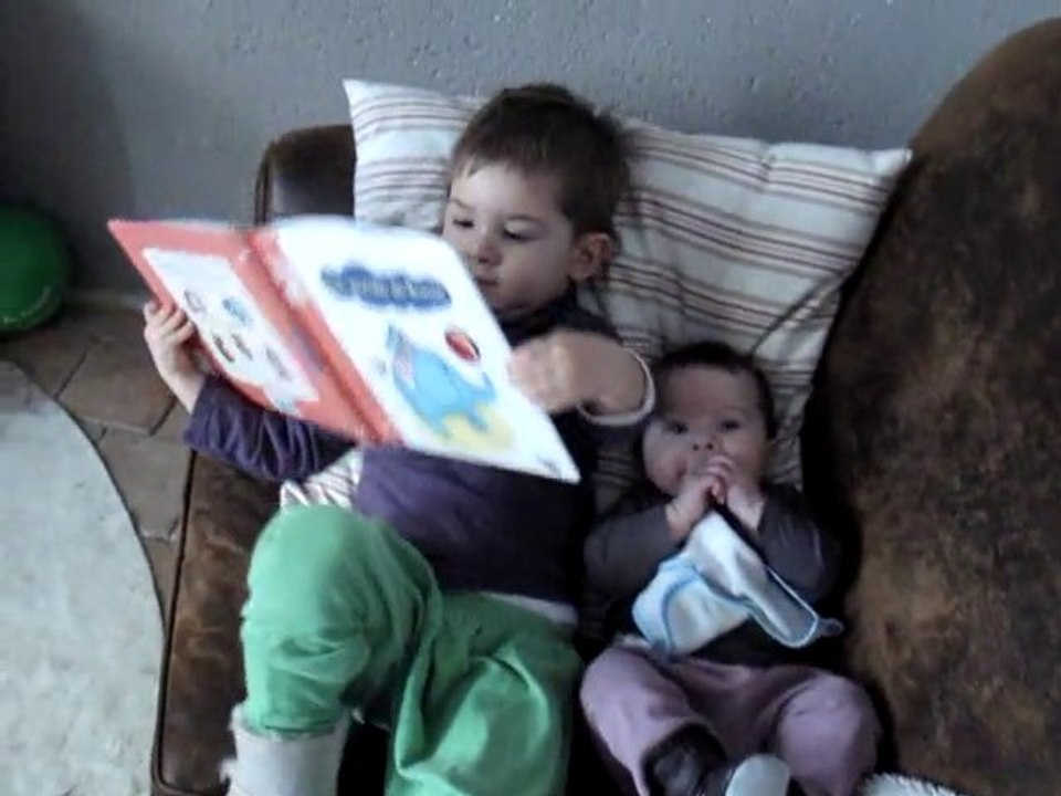 Aristide raconte une histoire à sa soeur ...