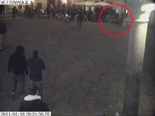 Pisa, Piazza delle Vettovaglie: il video dell'accoltellamento