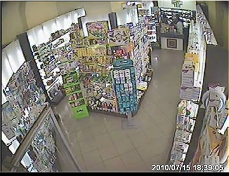 Casco, pistola e occhiali da sole: arrestato il rapinatore seriale di farmacie