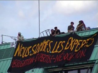Les intermittents du spectacle occupent le toit du MEDEF