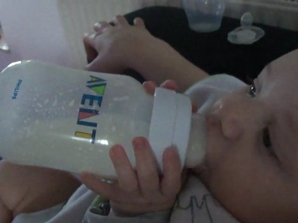 Je tiens mon bibi tout seul