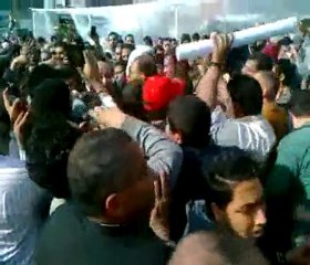 المتظاهرون بميدان التحرير يطردون المذيع عمرو أديب