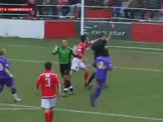 Portiere espulso dopo 10 secondi di gioco