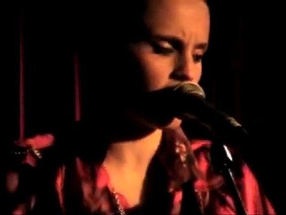 ANNA CALVI "Love Won't Be Leaving" (Live at Luminaire)