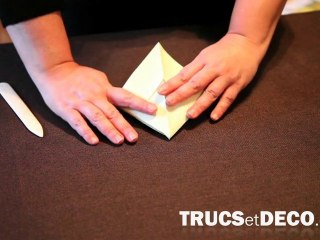 Pliage d'un bateau en papier par TrucsetDeco.com