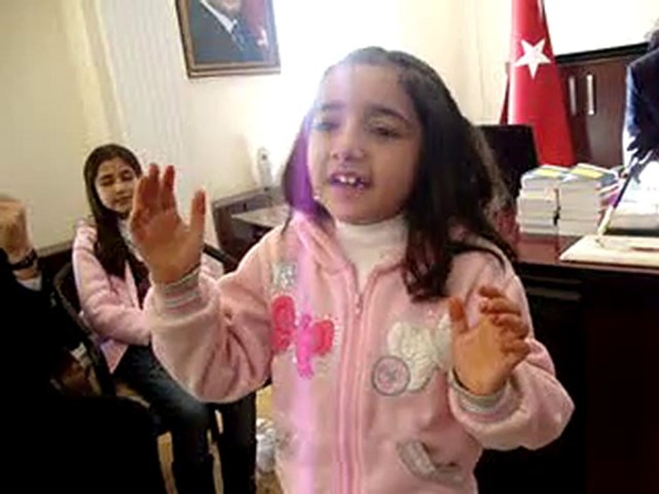 Mukaddes Kürtçe şakı söylüyor