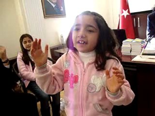 Mukaddes Kürtçe şakı söylüyor