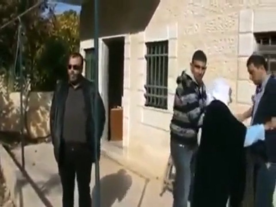 Des sionistes volent la Maison d'une Vieille Femme
