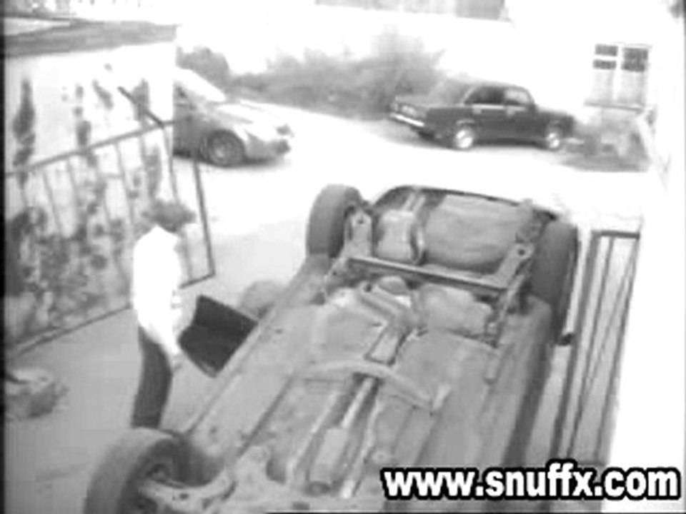 femme qui rentre la voiture