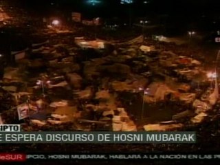 En ambiente alegre, cristianos y musulmanes esperan mensaje de Mubarak