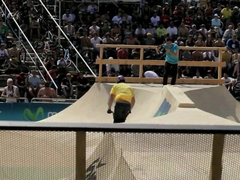 TOBIAS WICKE BMX TRICK AND GIRLS IN BARCELONA