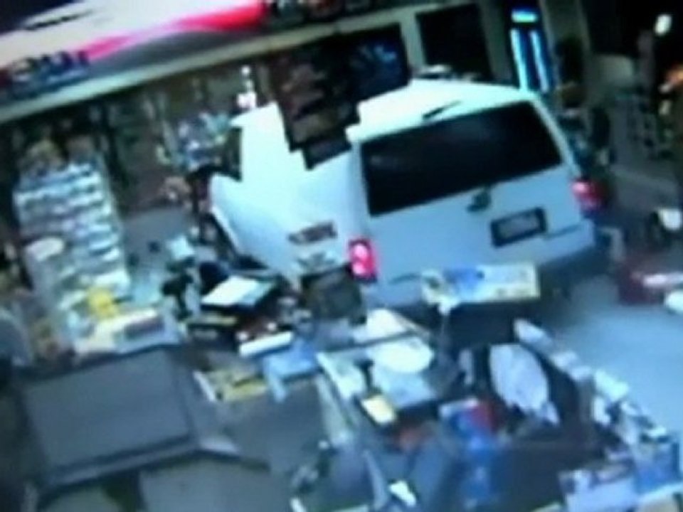 Minivan si parcheggia in un negozio