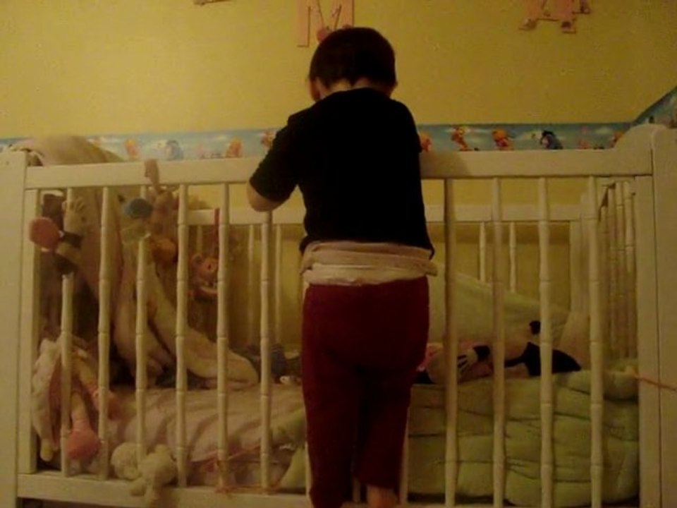 Emma grimpe sur son lit