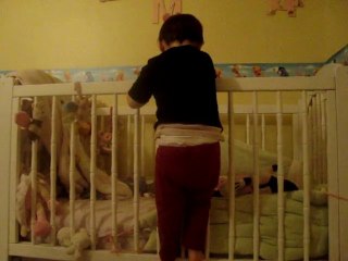 Emma grimpe sur son lit